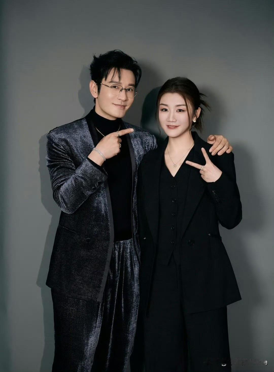 12月5日，陈梦在社交平台晒出与表哥黄晓明的双人合照，并配文说道：“这不是巧了，