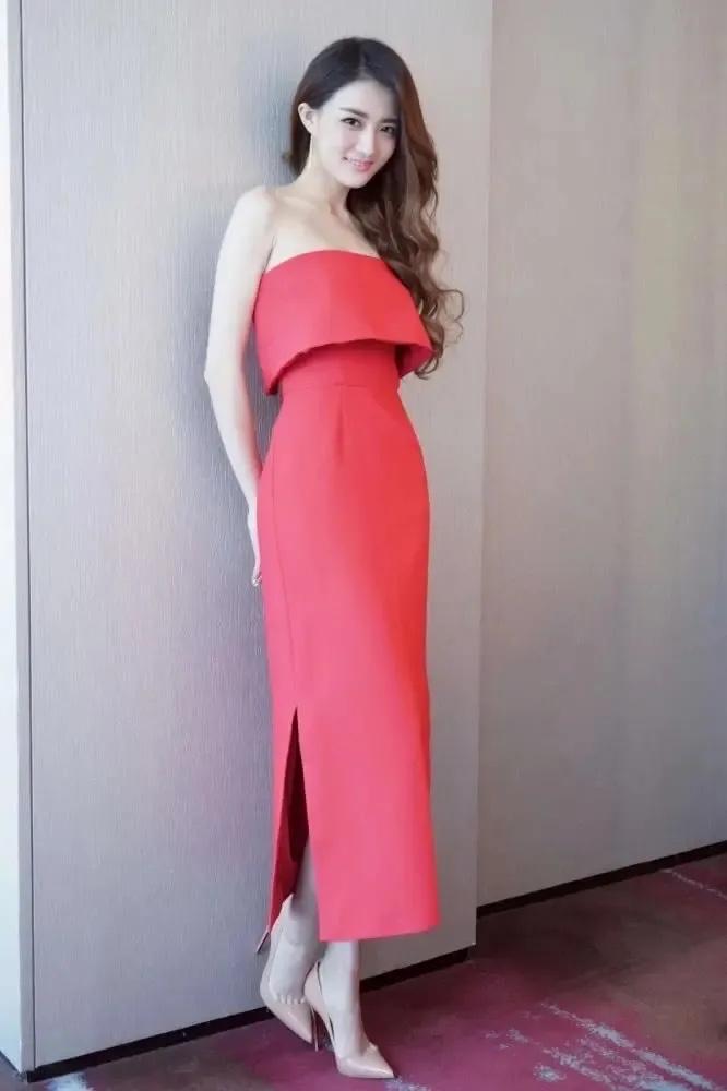 优雅红裙，自信微笑，时尚穿搭，魅力无限！🌹💃👗