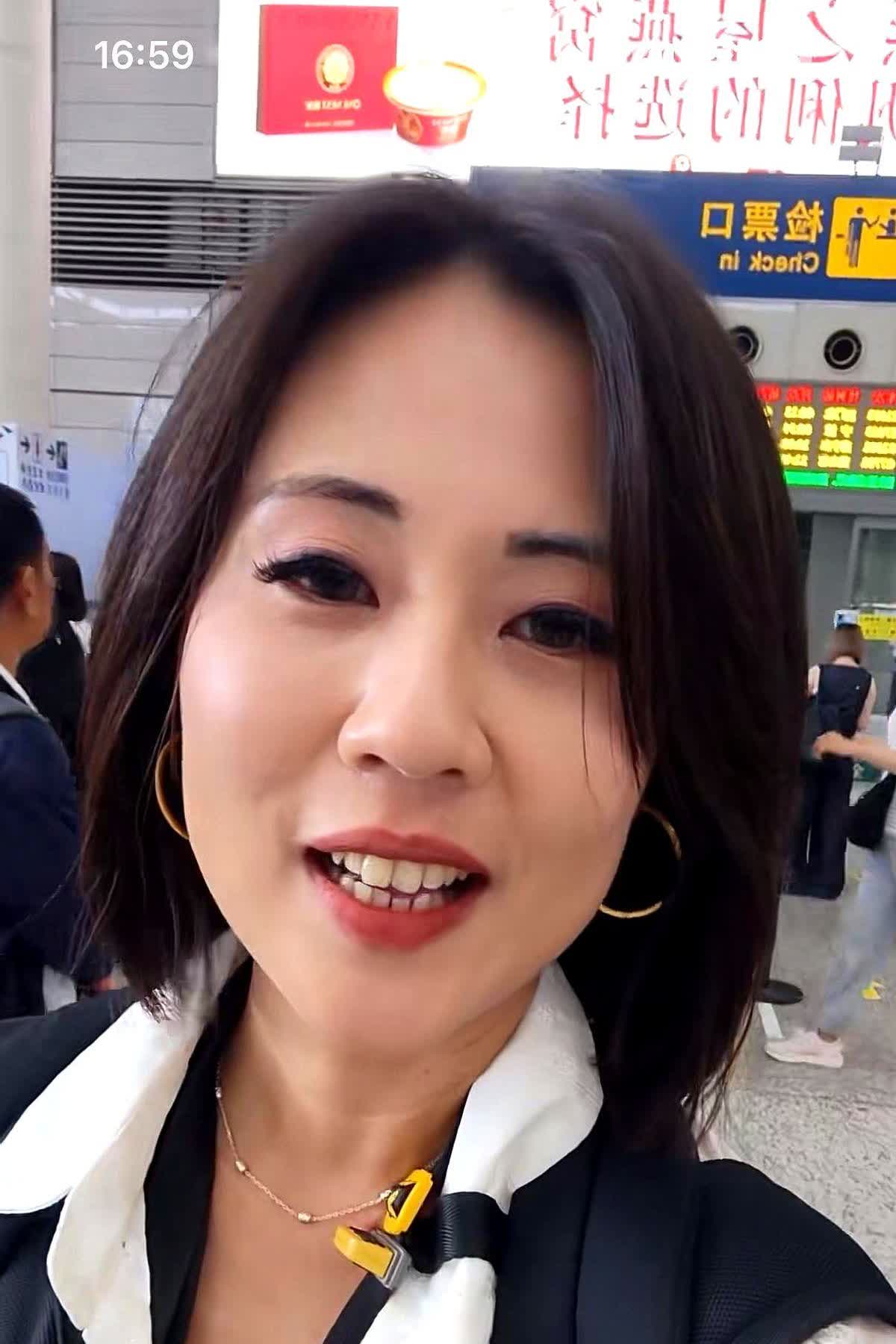 这次馆长的几天旅行中，这位中天女记者何穗镕也火了，但她有个问题，那就是她这个人实