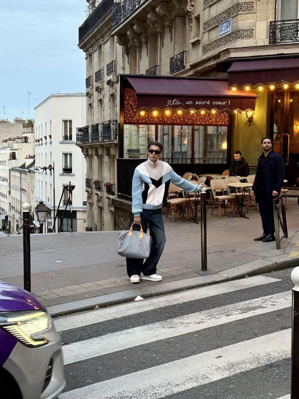 王鹤棣现身巴黎街头被偶遇，短发很野性很man，身后老外表情亮了