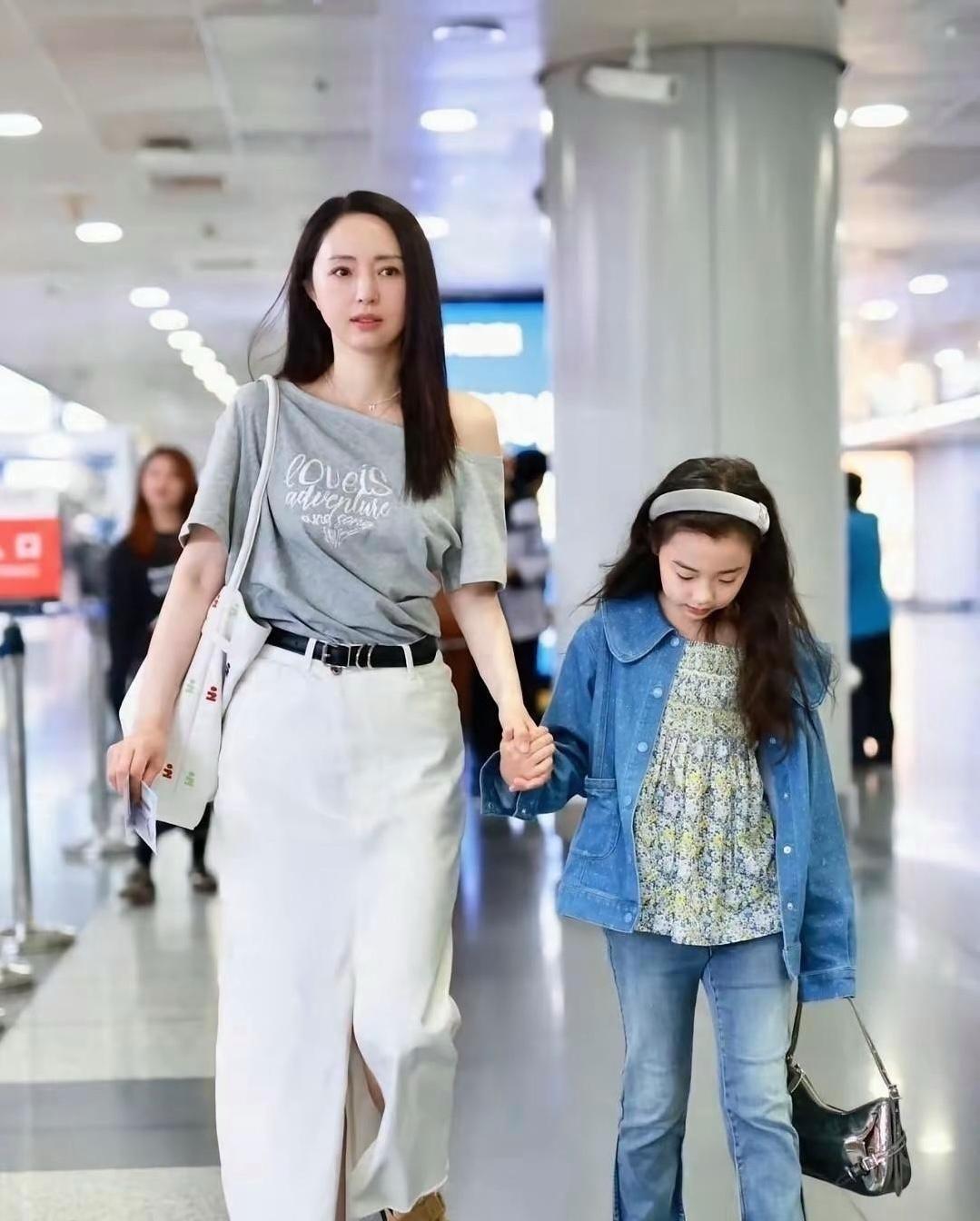 小酒窝：妈妈，背挺直呀，外面好多人拍咱们呢。董璇：哟，现在轮到你来管我的仪态了