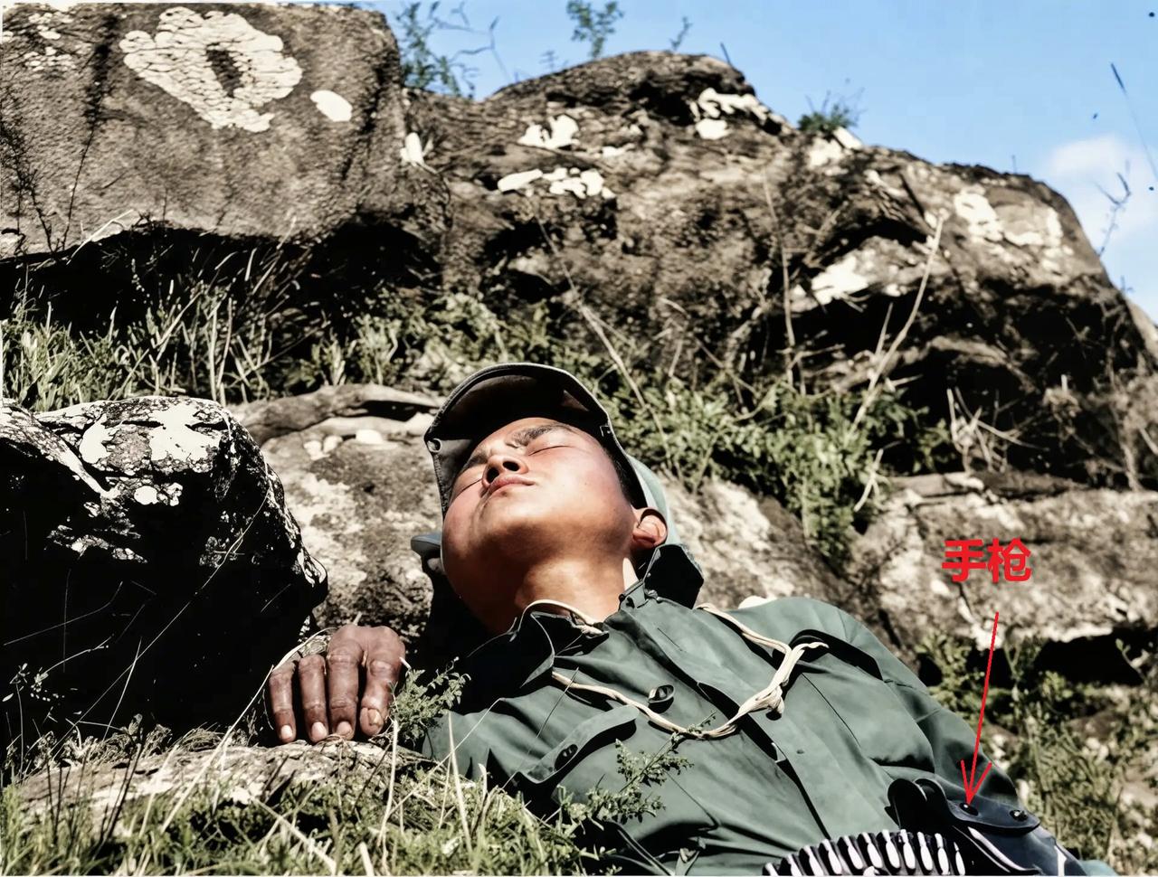 这是一张令人揪心的照片，一名八路军士兵不幸被日军的一发子弹击中，倒在了山坡上，摄