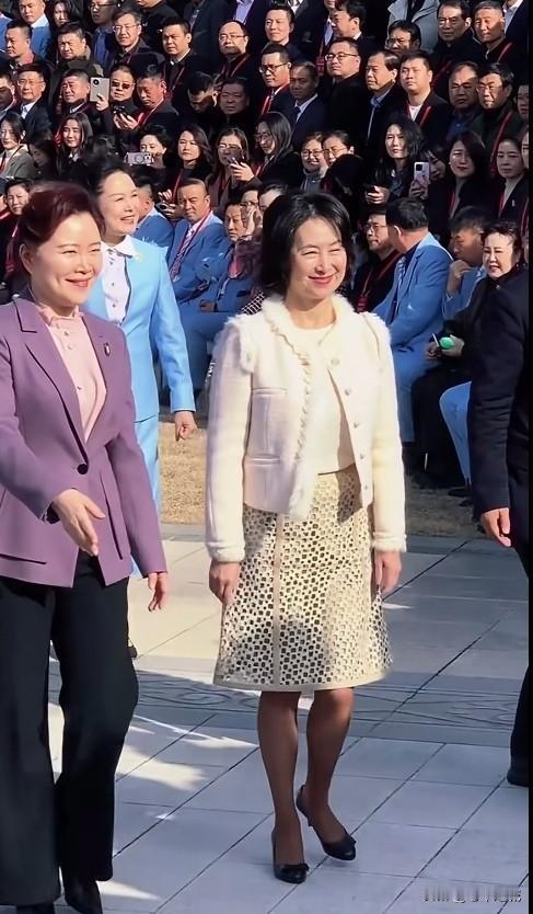 一生为家族付出的大阿姐！何超琼接受章泽天播客采访，说小时候妈妈对他们姐弟学习管的