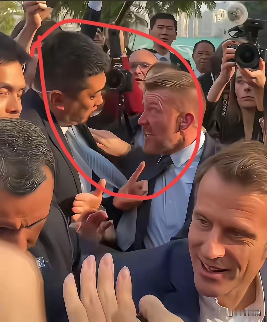中国保镖硬核的硬气，把法国马克龙保镖训了一顿！这次马克龙在成都访问中的一个小