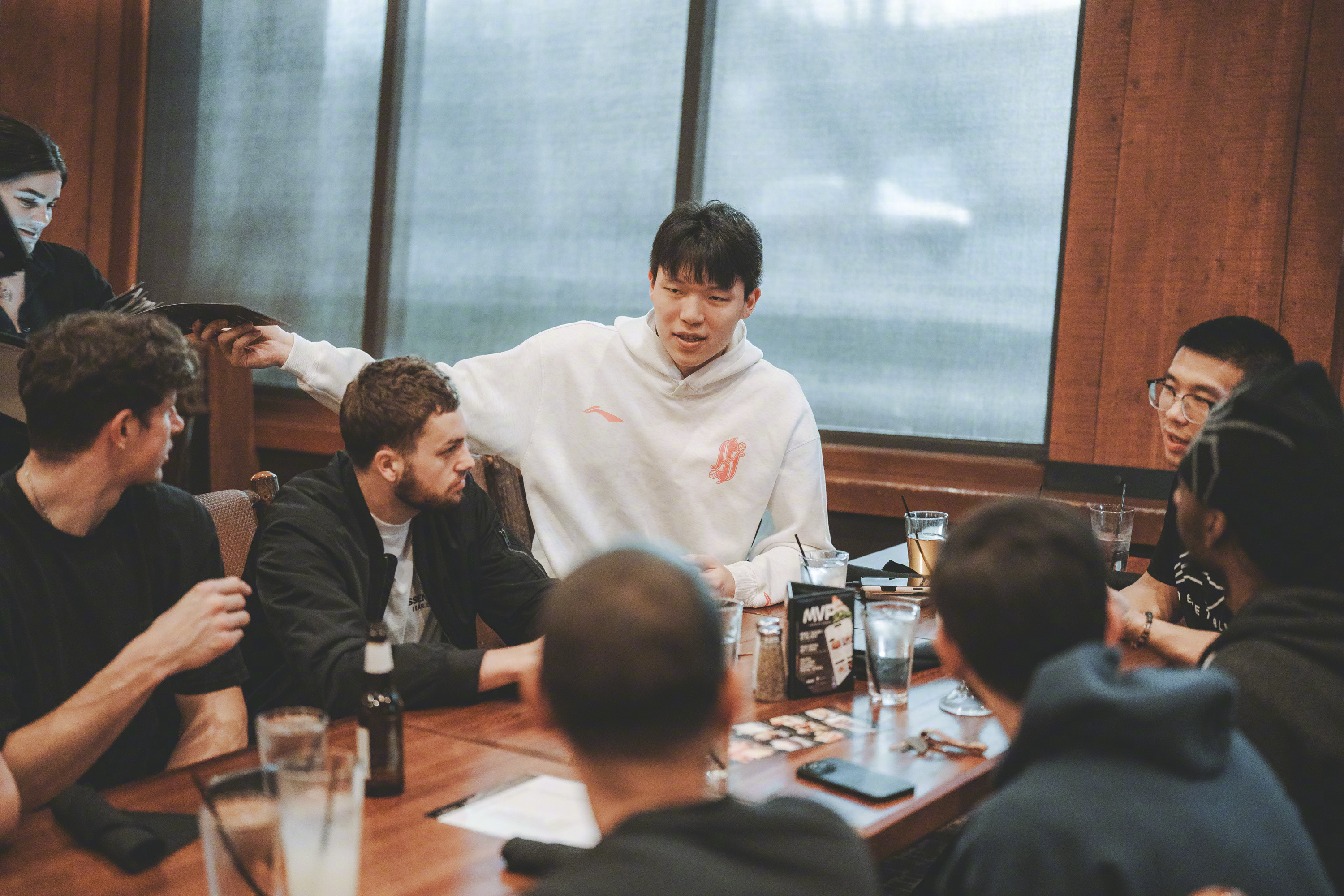 杨瀚森请G联队友吃饭晒出了杨瀚森上周请发展联盟队友聚餐的照片。资历来说是小老弟，