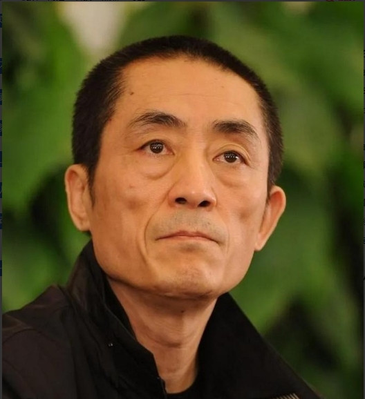 1987年，张艺谋筹拍《红高粱》，女主选了“身材丰满”的史可。然而，巩俐也想出演