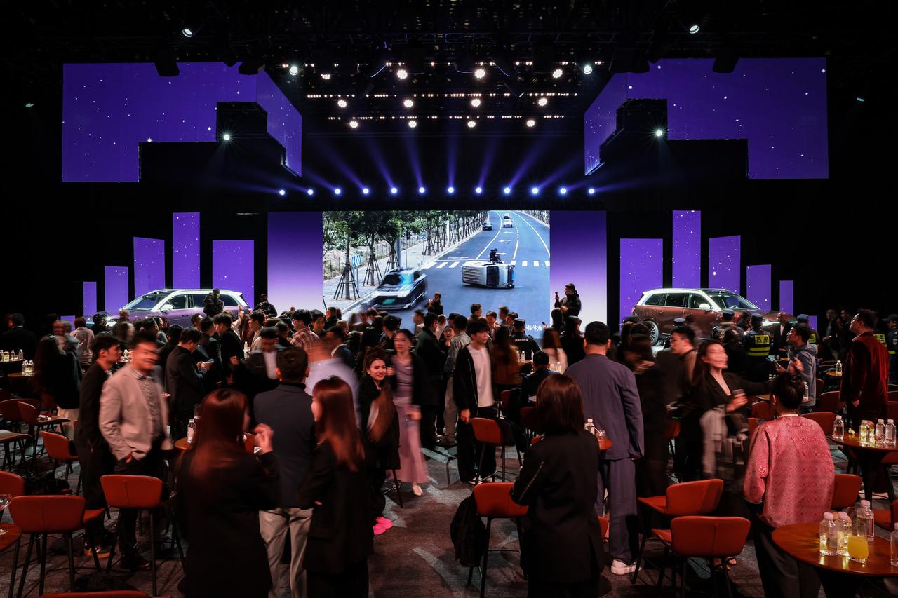 开问界M9做商务代步,体面与实用,它全都做到了有朋友说常年需要商务出行,因此选