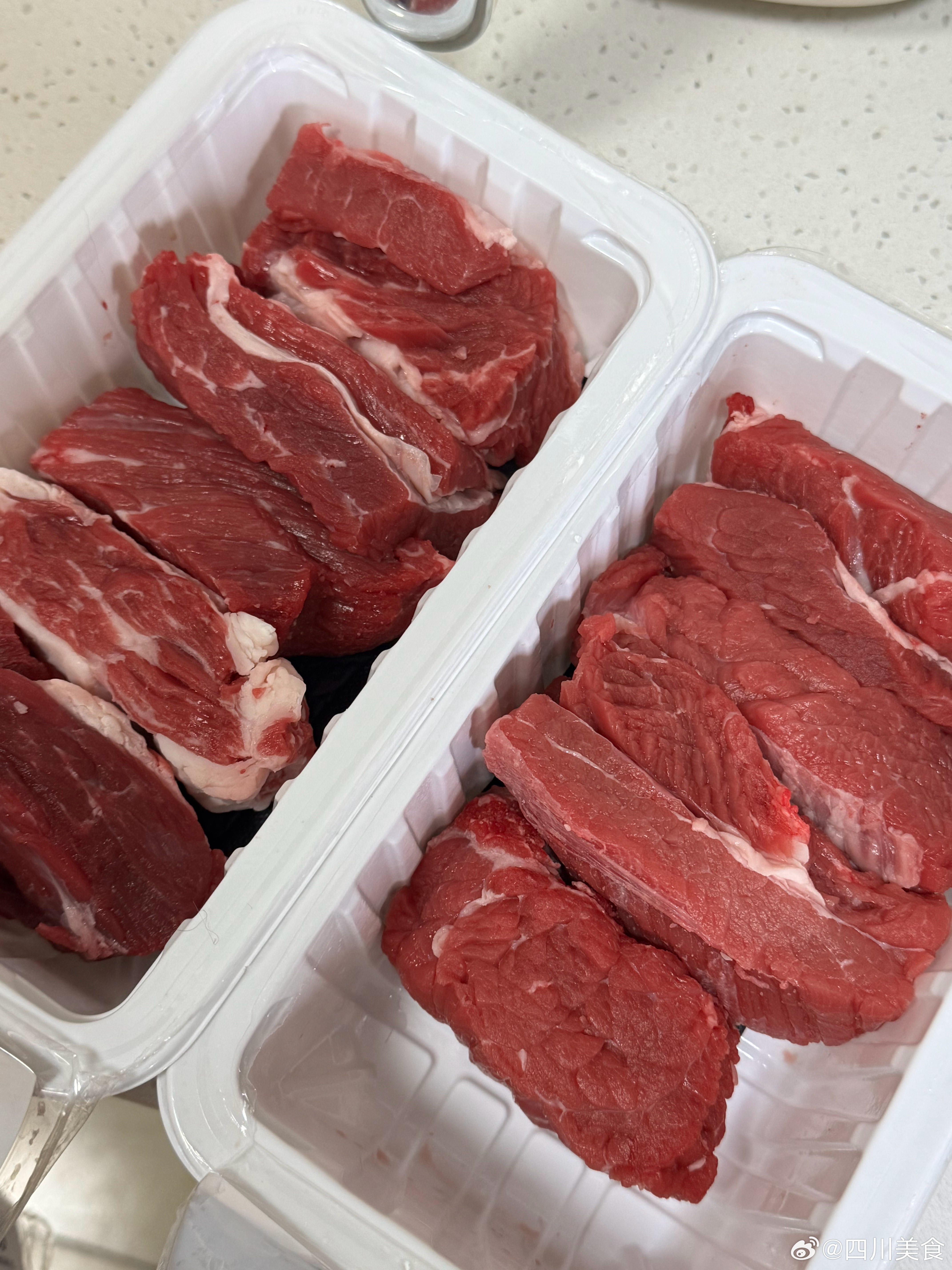 一大锅红烧牛腩，两斤肉四个人都没有吃完买的肉有点瘦，炖了两个小时，还是有一丢丢柴