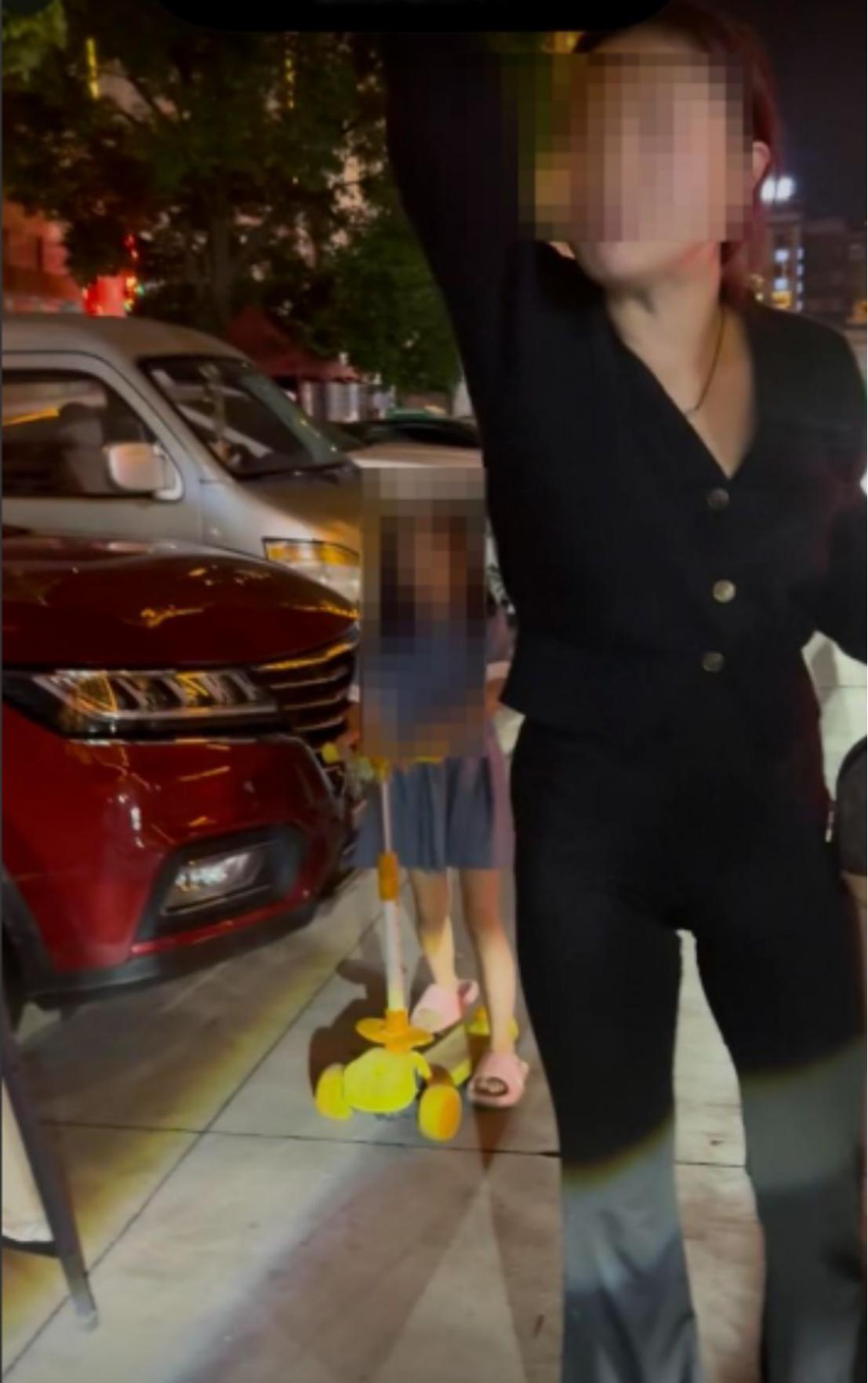 一句行车抱怨为什么换来了十分钟围堵？8月10日晚，上海游客贺某贝与妻子自驾来到云