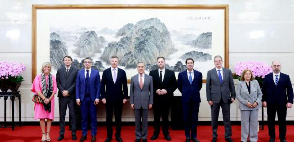 成了，中国和欧洲谈成了。中国和欧洲这一轮面对面的沟通，确实谈出了实打实的共识。就