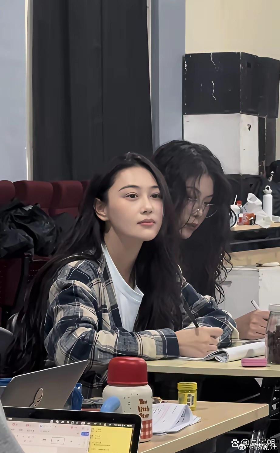 天呐，差点没认出来，原来女神现实中居然那么漂亮！