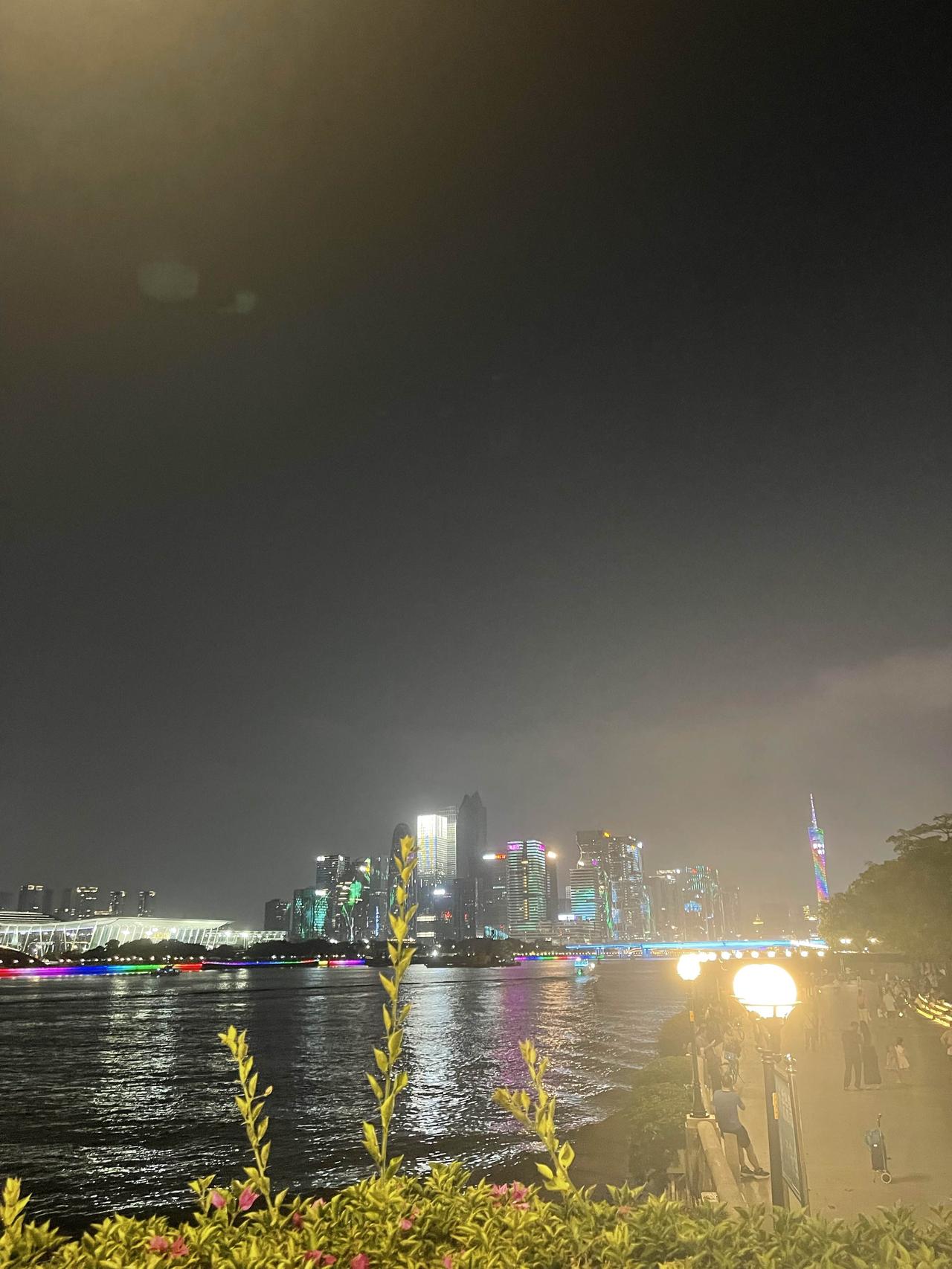 现在这社会，早就不是比谁朋友多、谁兄弟多、谁人脉广的时代了。以前大家爱攀比车、攀