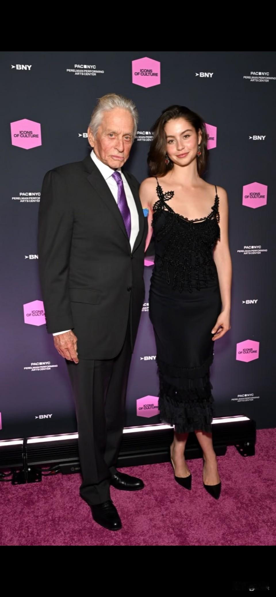 迈克尔·道格拉斯与凯瑟琳·泽塔-琼斯22岁的女儿携父亲一同亮相，NYC文化偶像盛