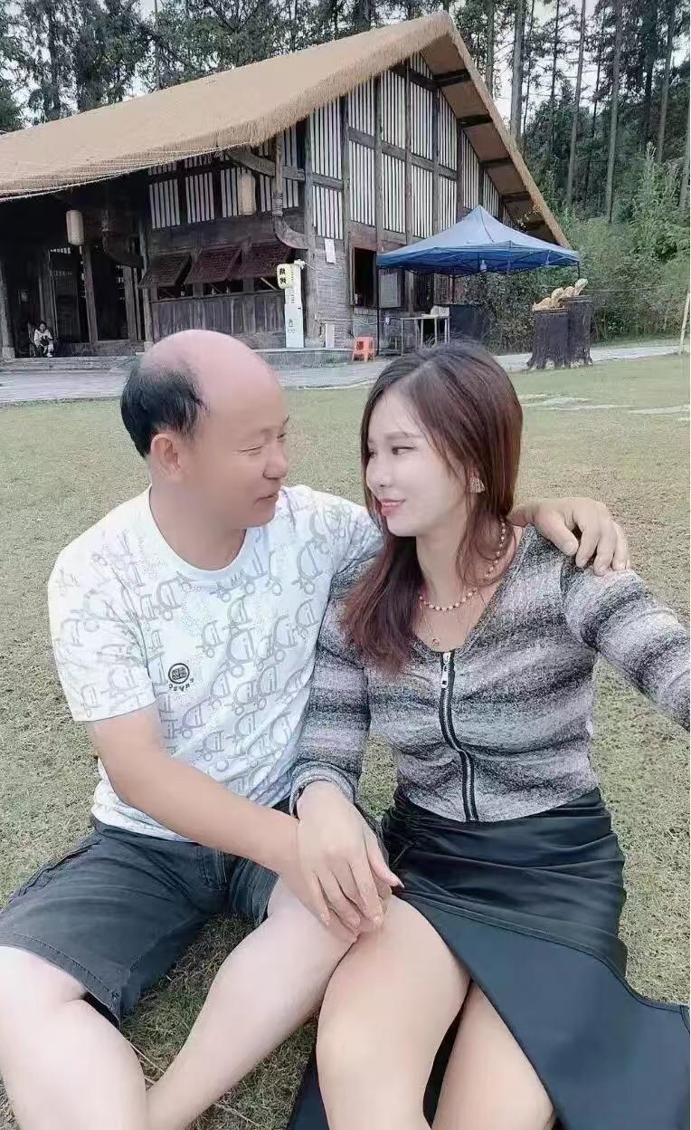我发现一个现象。现在退休工资高的男人，没有老婆了。哪怕六七十岁，都能找一个四五十