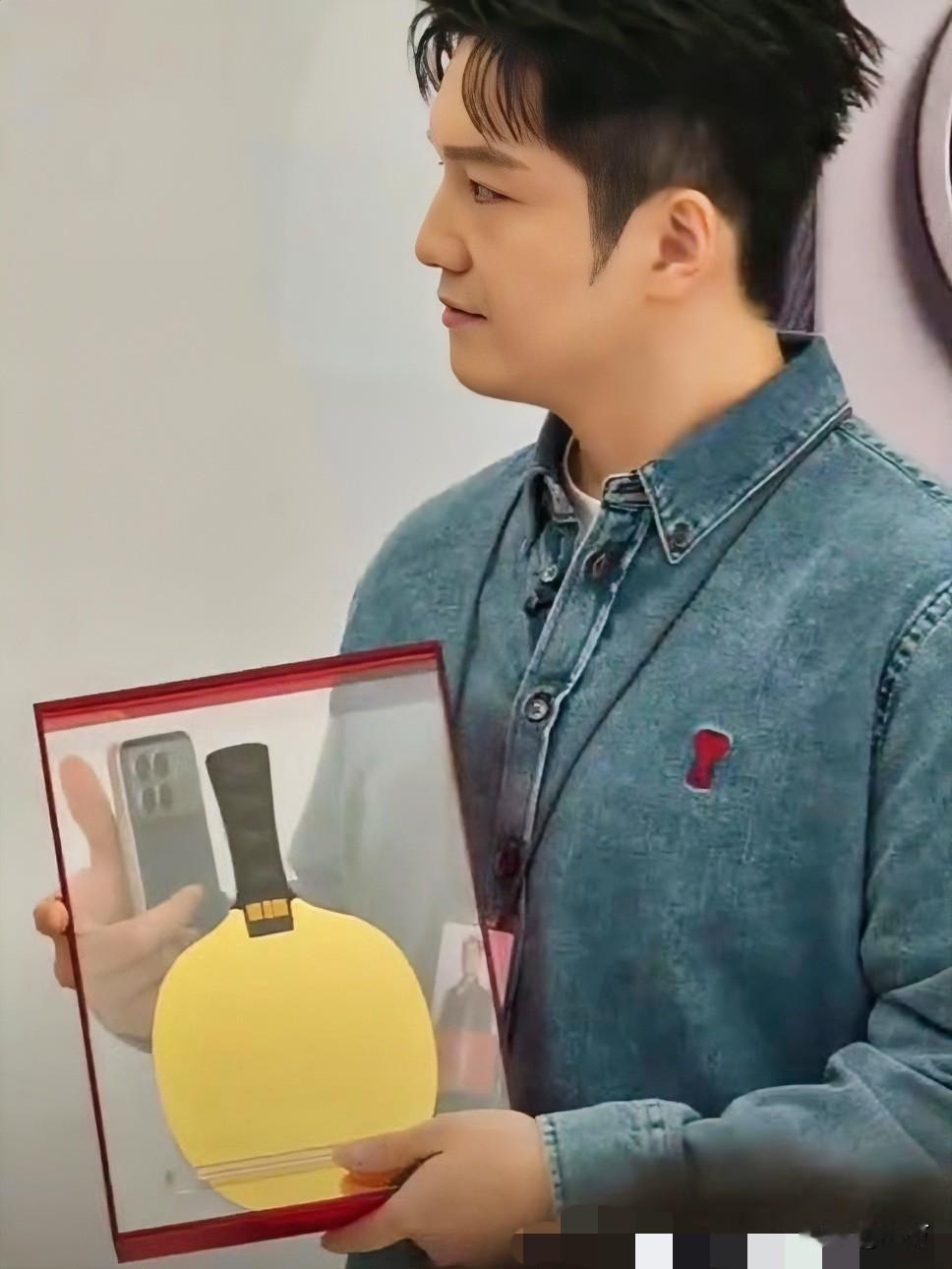 樊振东获得金球拍！就在刚才，红米为了致敬樊振东，现场给他颁发了一个纯金打造的