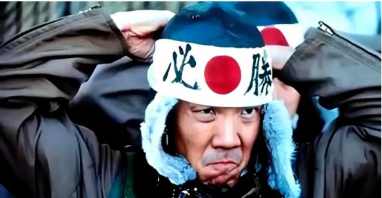 日本政客又搞事情？在2025年8月10日晚上，数百名日本民众高举“反对战争”