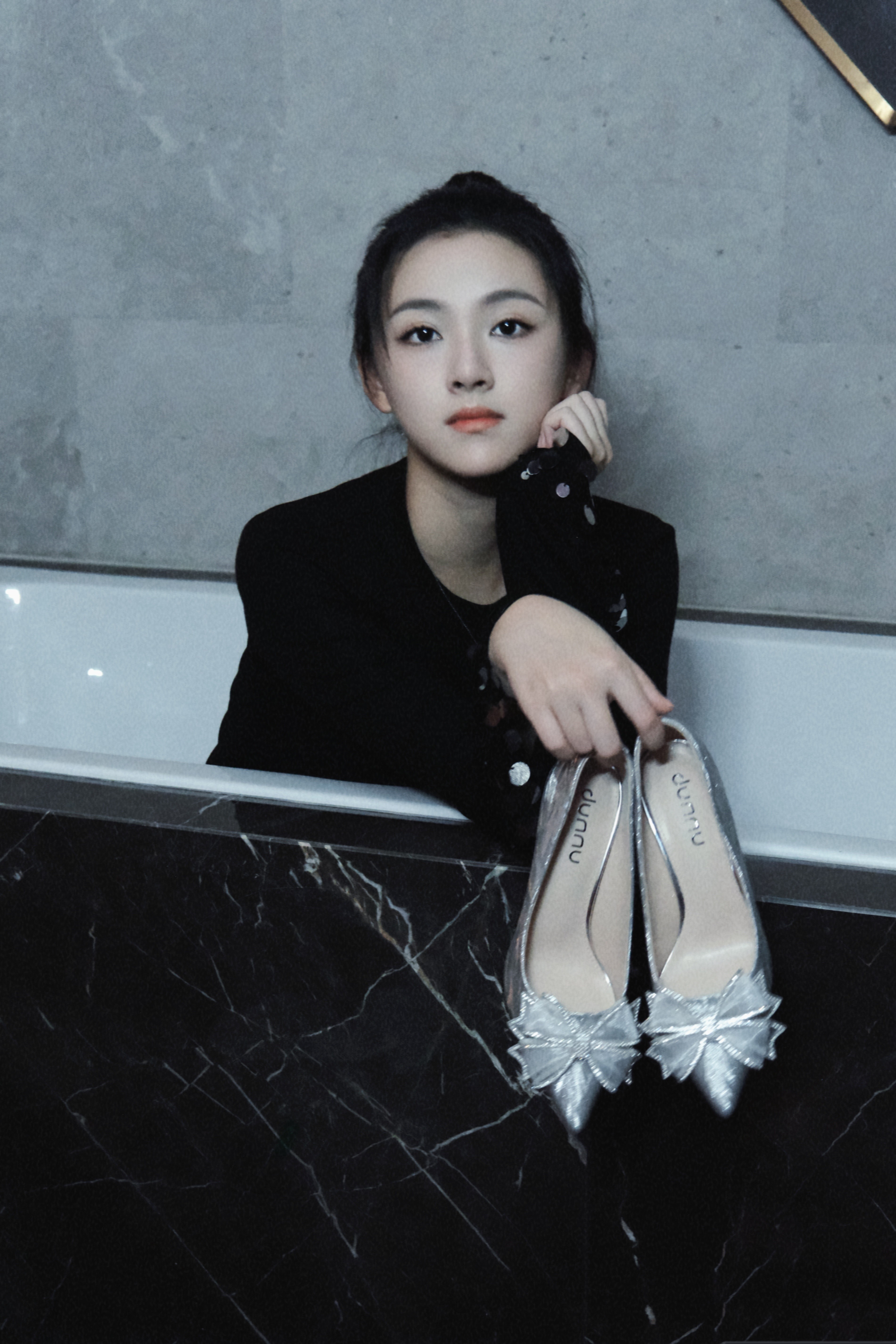 王奕婷，黑裙子银色高跟鞋，迷人的青春少女感​​​