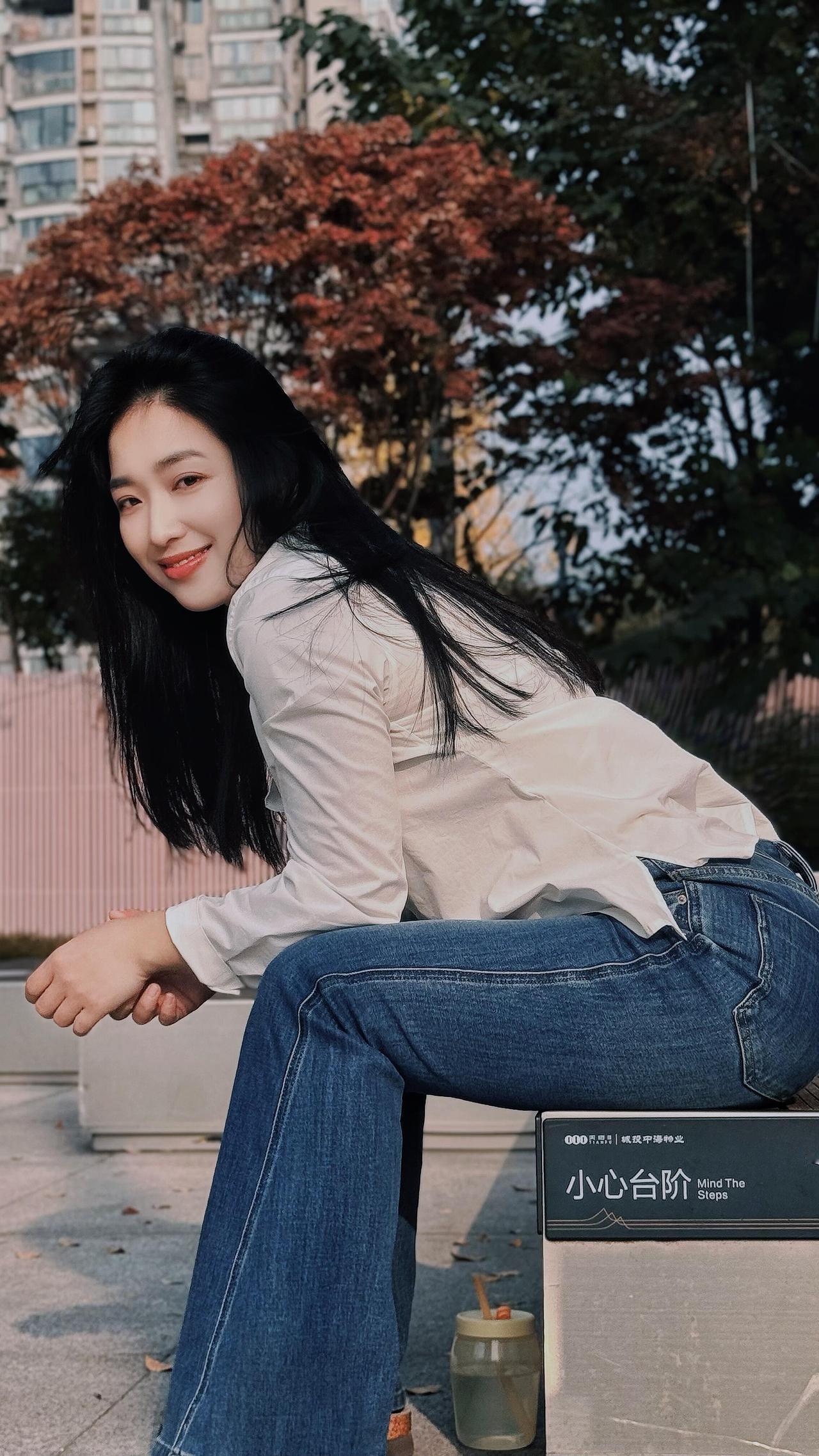 开心很简单，在天气好的时候，出门买杯奶茶去公园散散步吹吹风，坐在长板凳上，看过