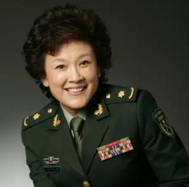 宋春丽74岁还拼！十三岁女儿不开心了！宋春丽74岁了还是个戏痴她年轻