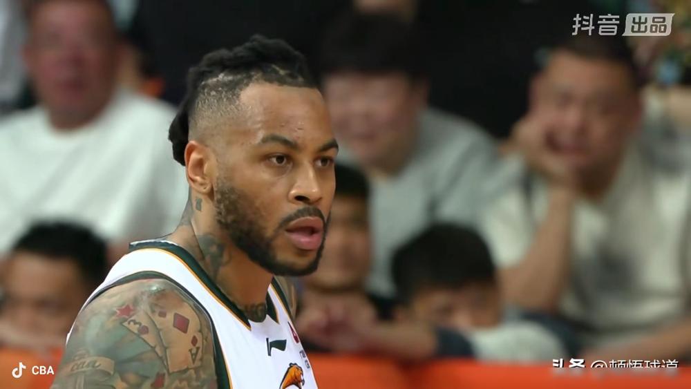 莫兰德拼了35分钟，辽宁赢球背后，藏着一个34岁的隐患。昨晚赢了福建，止住连