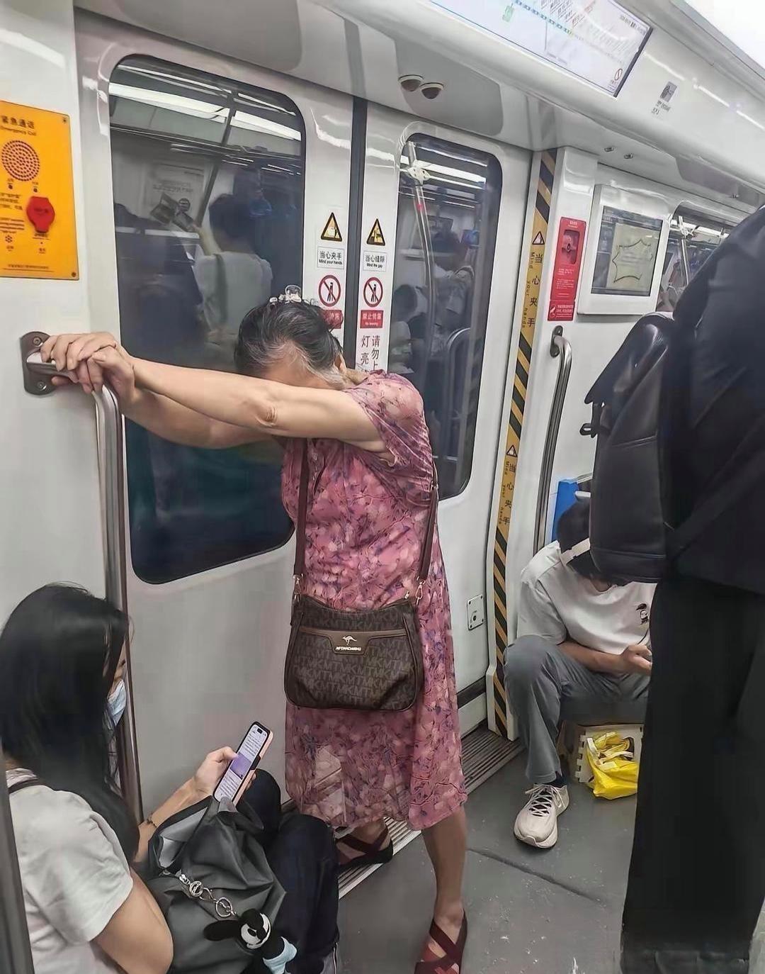 地铁上这位70岁老太太，真的让人破防。老人家看着70多岁，精神状态不太好，上车