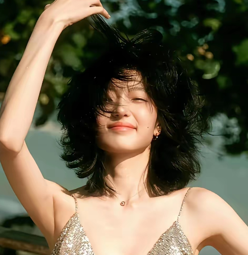 谁懂啊！孙千真的是娱乐圈最迷人的“矛盾体”！明明是那张初恋脸，笑起来甜到人