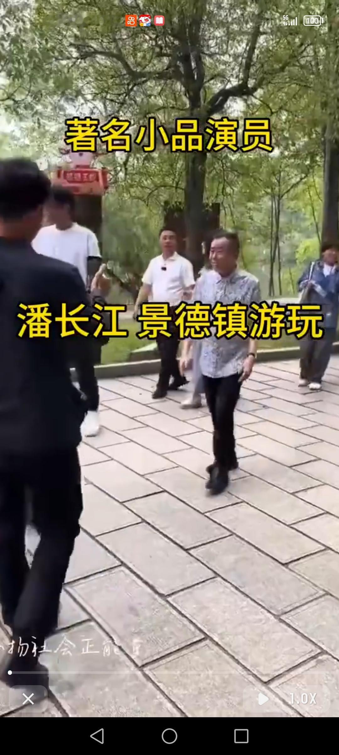 2025年潘长江携女儿潘阳现身南昌万寿宫历史文化街区，开启美食之旅。68岁的潘长