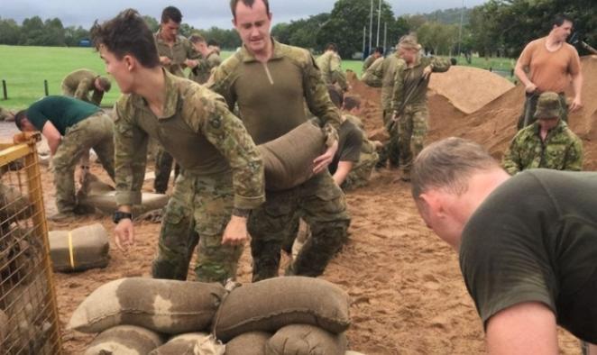 战场上的沙袋用来防子弹，真的有用吗？毫不夸张的说，就算给你一个满弹夹的重机枪，让