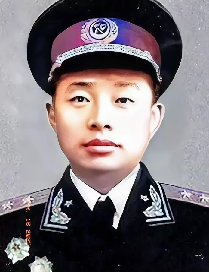 1955年，授衔台上，一张年轻稚嫩的面庞，却肩扛中将军衔，着实令人惊叹，不禁让人