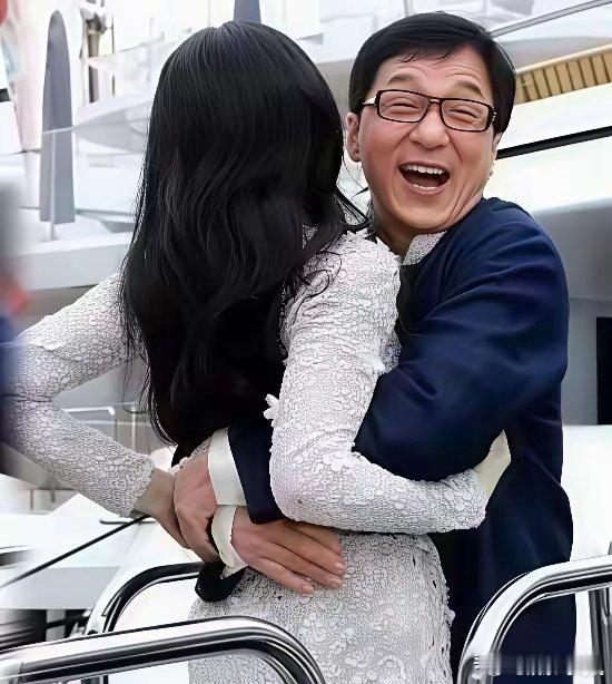 成龙的功夫了得，厚脸皮也了得。一大把年纪了，不管别人喜不喜欢他，厌不厌恶他，但他