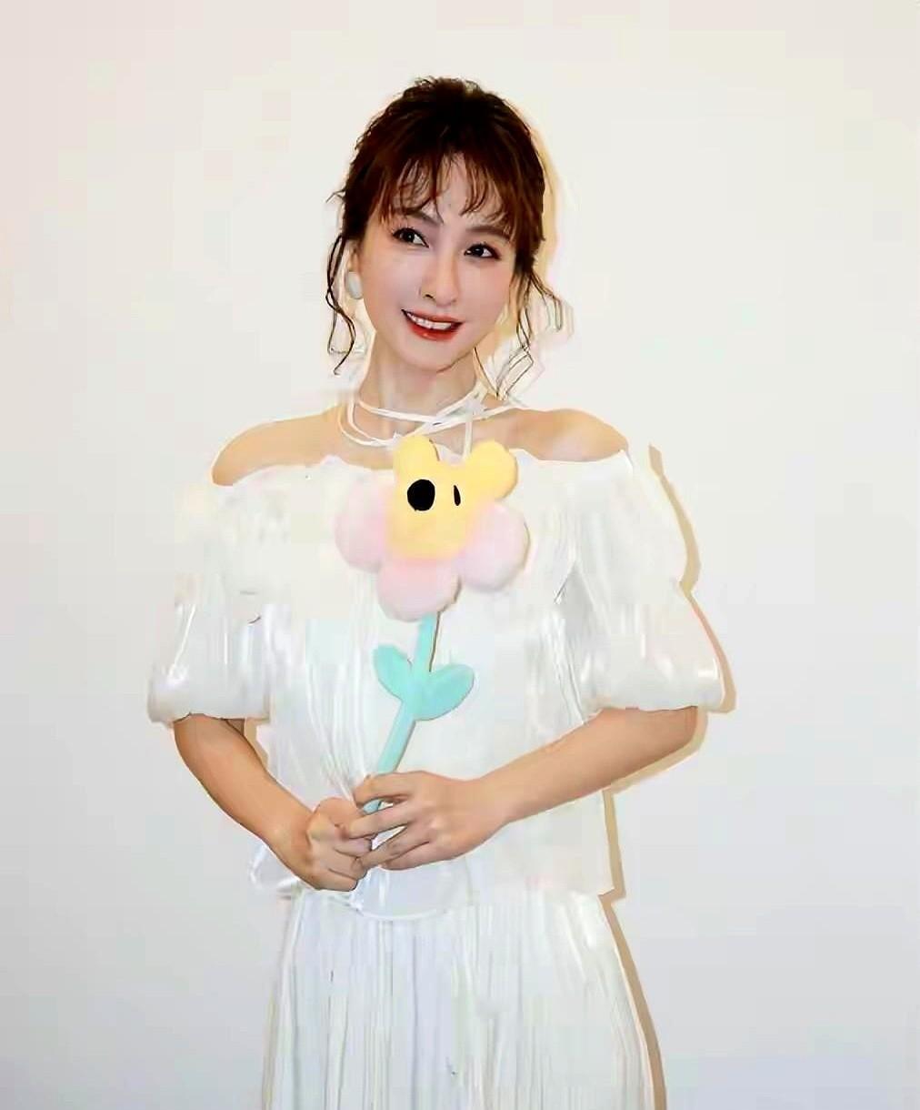 吴昕宁愿住酒店也不回家，就因为父母反对她的恋情。她曾激烈反抗，认为父母不尊重她