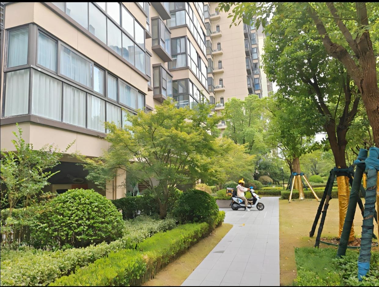 网络段子成了现实！2022年，朋友把2楼的电梯房卖了180多万，准备再贷款改善。