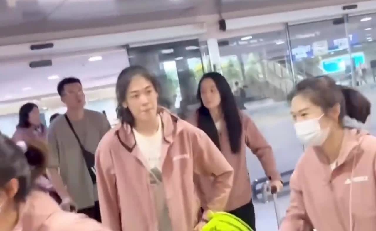 中国女排顺利安全抵达泰国曼谷，这次乘坐飞机✈️飞往的泰谷，跟巴西女排乘坐的是同一