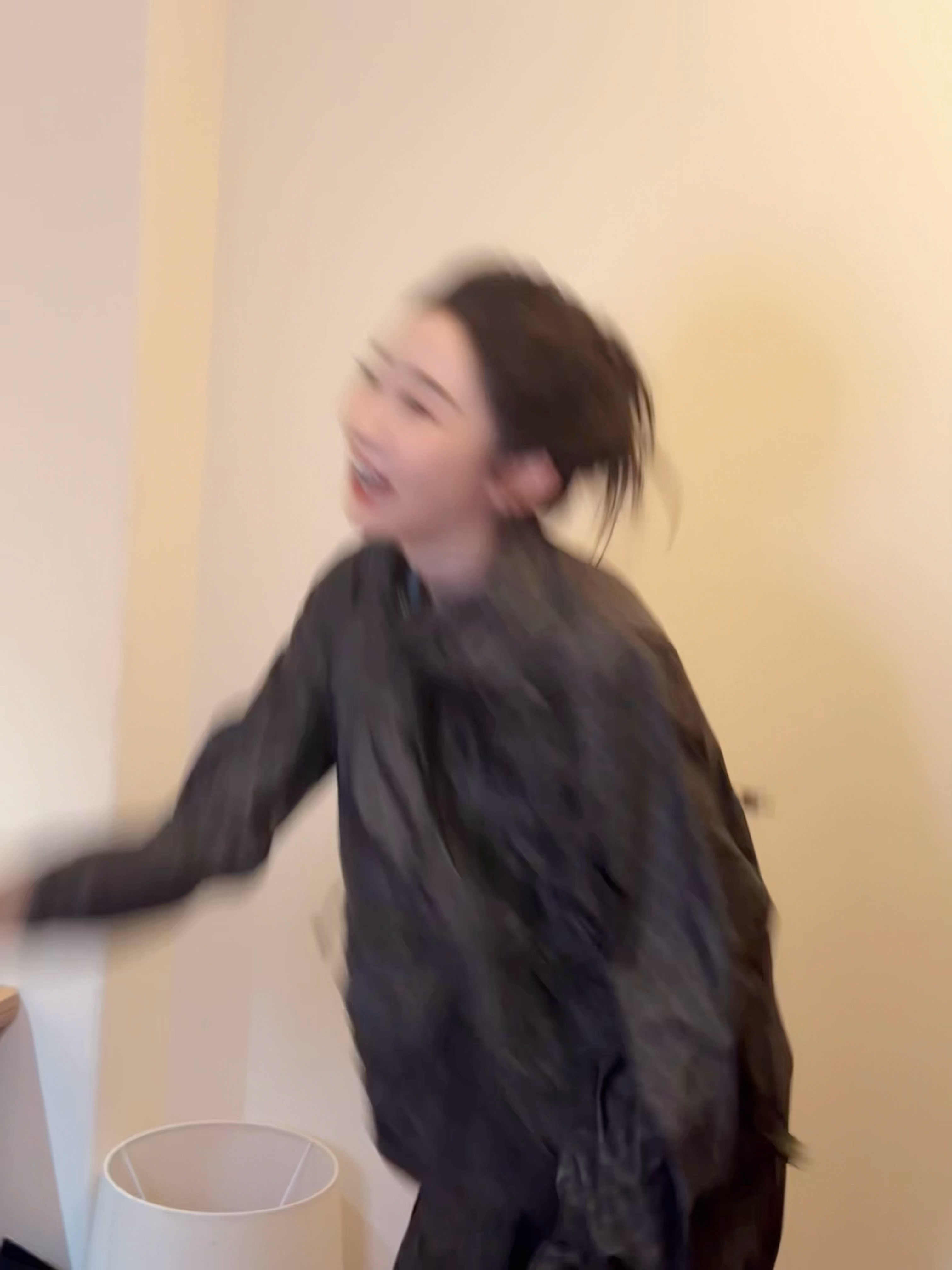 张艺凡神一阵鬼一阵我不行了你敢相信这是同一个人，她是张艺凡那图三图四是谁哈哈哈