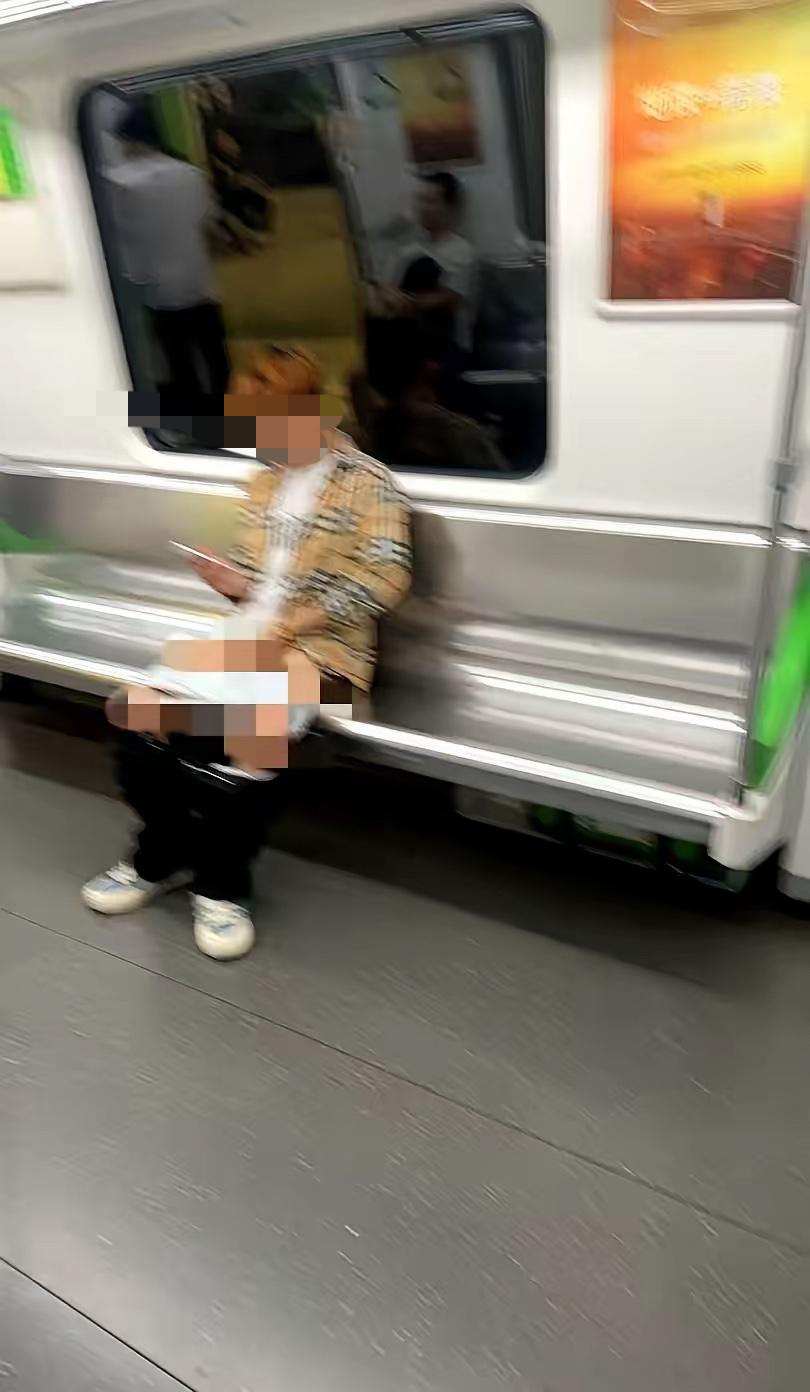 难道有人想做空南宁地铁？前几天，有个新能源汽车销售在地铁里拉了坨屎。昨天，又