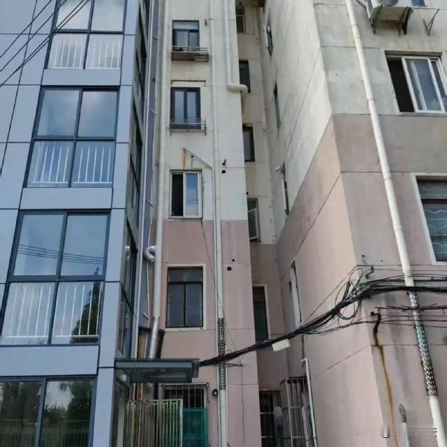 上海嘉定，王女士隔壁的一号楼加装了电梯，可电梯外墙是玻璃的，王女士在家洗个澡上个