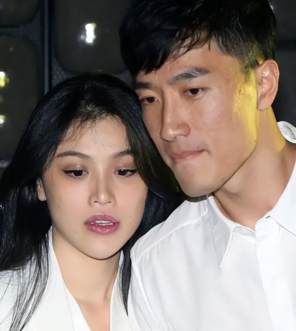 别人记住的是刘翔甩开小七岁明星妻子、转头娶回初识多年的吴莎，退役多年、不再解释赛