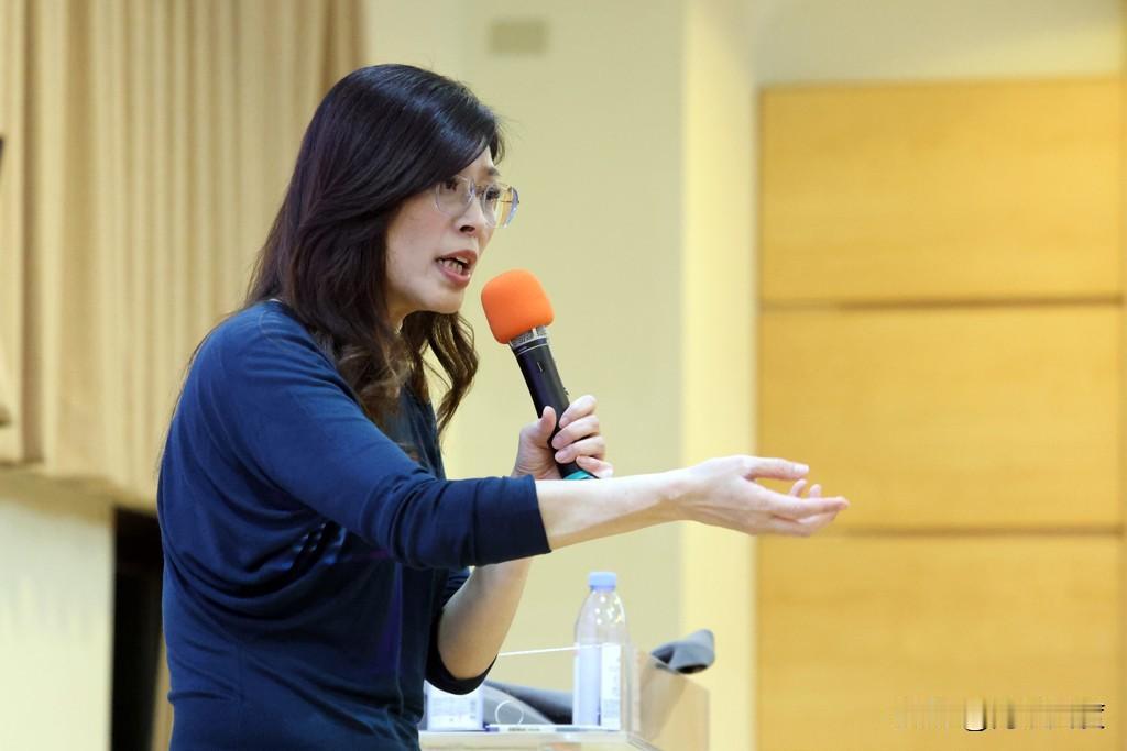 郑丽文东吴大学演讲，青鸟“教授”连三问抹黑国民党，郑丽文讽：果然三民治忠实读者！