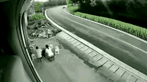 在转弯处建房，早晚得出事。在外面吃饭，也不怕公路粉尘落在碗里菜里[捂脸哭]