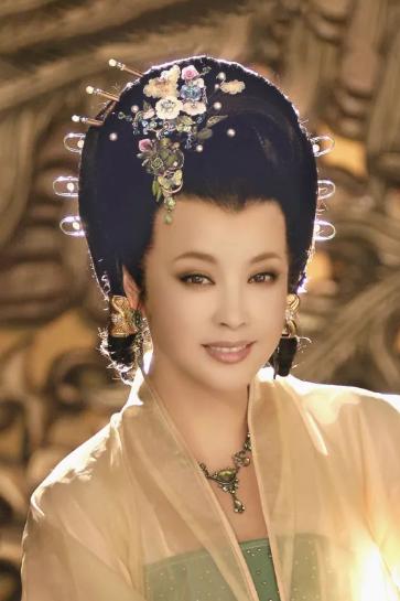 刘晓庆离婚了，记者问她：“您74岁了，为啥还折腾？”刘晓庆竟突然大笑：你说人们爱
