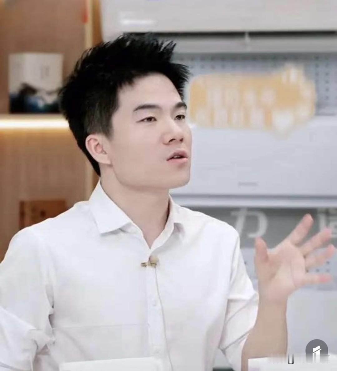 以前总觉得董宇辉火得有点玄学，看了《人物》专访才琢磨过味儿来。记者跟了他