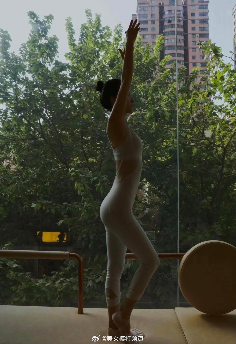 张韶涵普拉提健身照