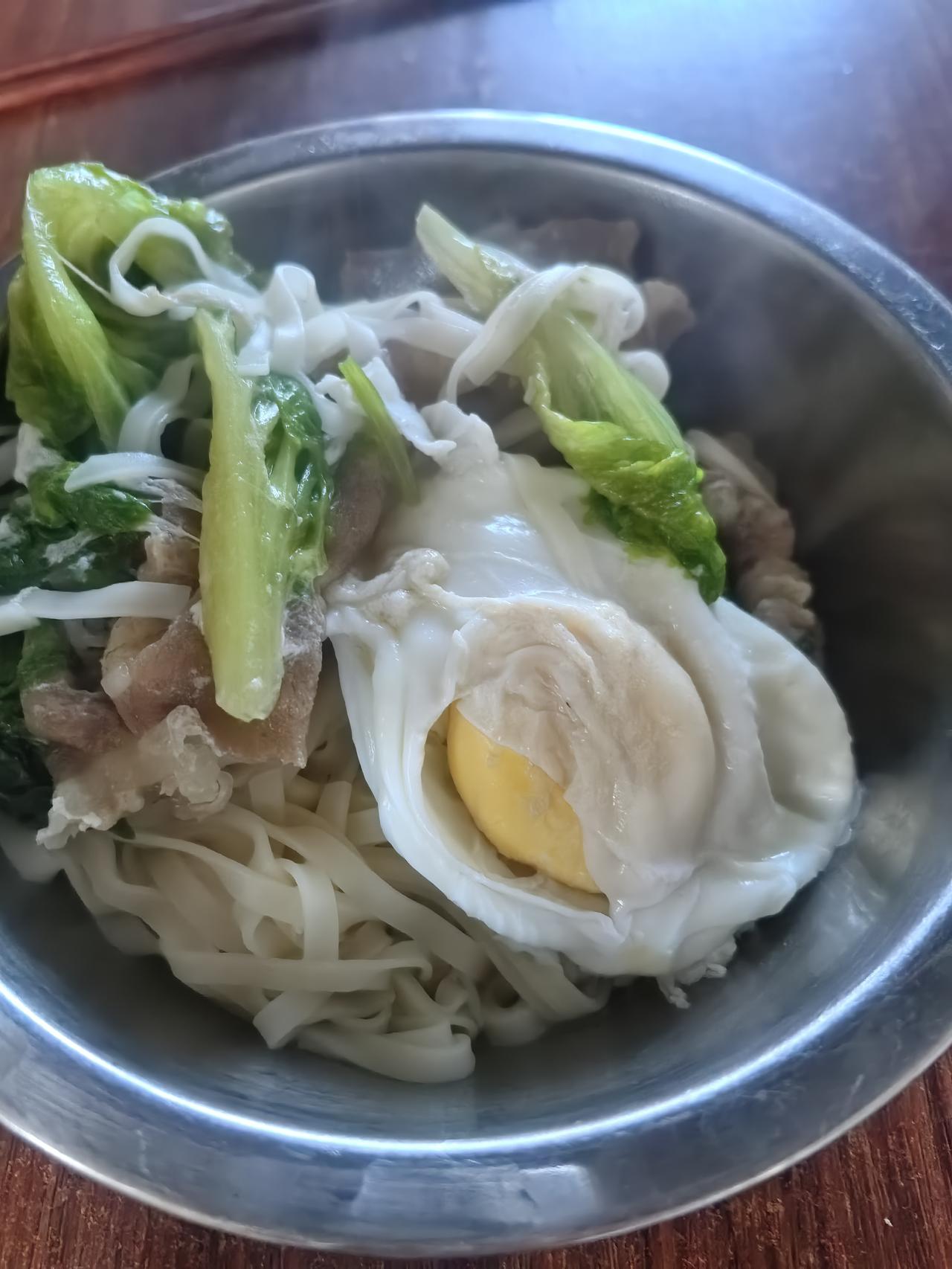 今天休息，做了早饭。昨天要外卖吃完剩下的牛肉汤，煮面条，最后放入面条汤里面。生