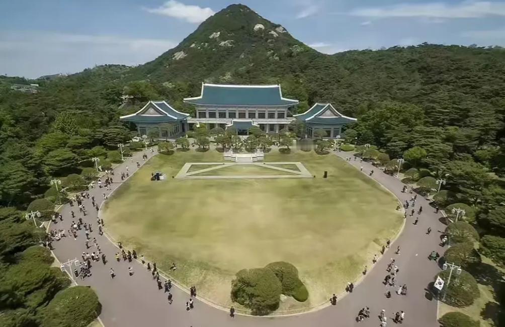 韩国总统府的风水问题，简直是把中国文化学了个四不像！就说青瓦台和龙山总统府这两