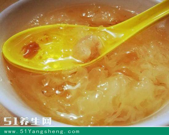 平民的燕窝桃胶冰糖炖银耳, 有滋阴, 美颜的功效