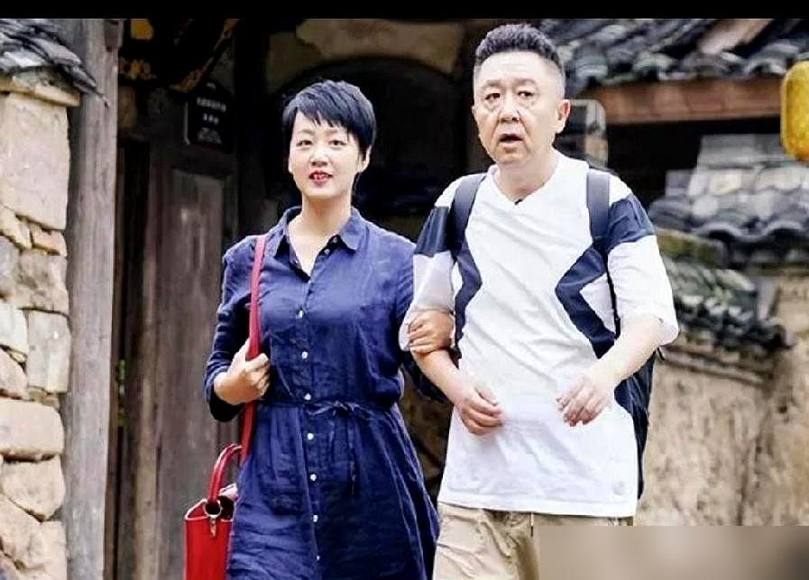 57岁于谦最近老得有点扎眼。脸垮白发多，明眼人都看得出来，是常年抽烟喝酒应酬作的