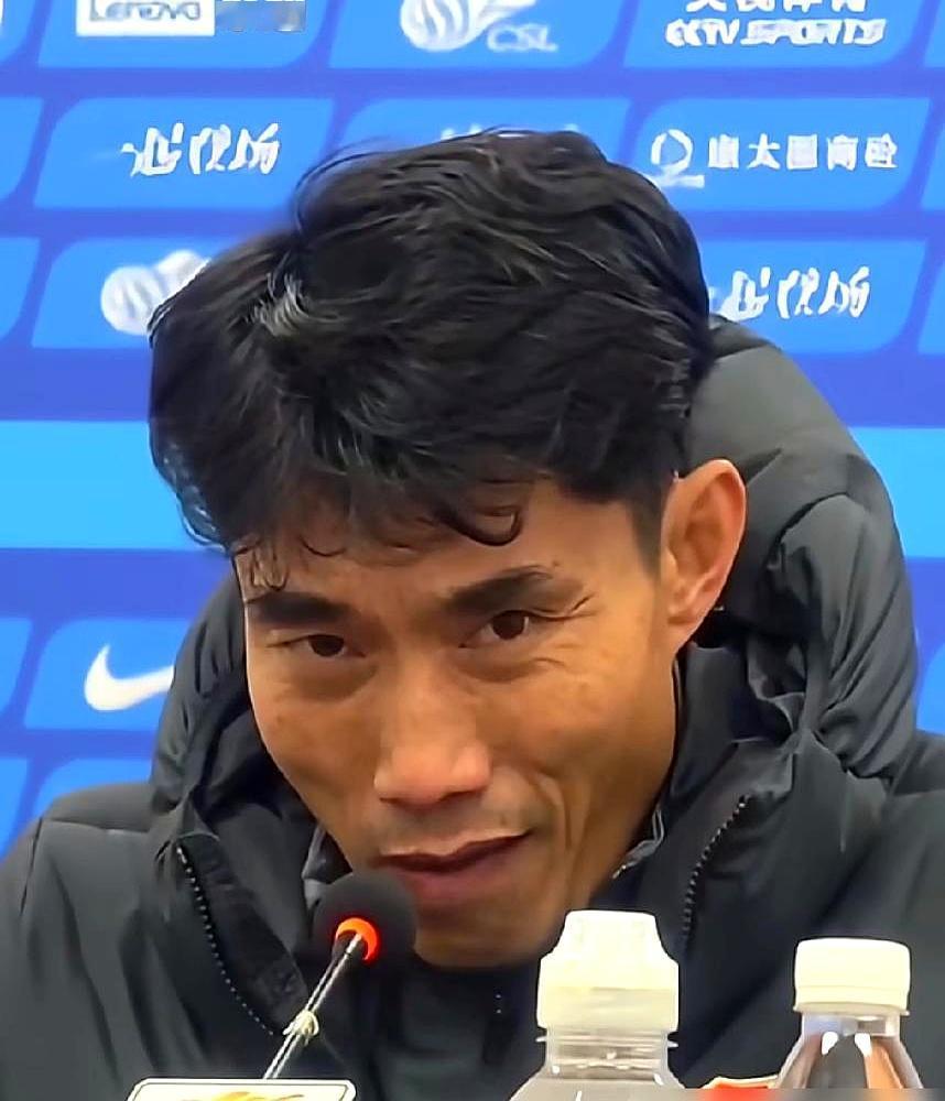 青岛西海岸这防守，真是让人心里咯噔一下！4场比赛丢了11个球！上赛季邵佳