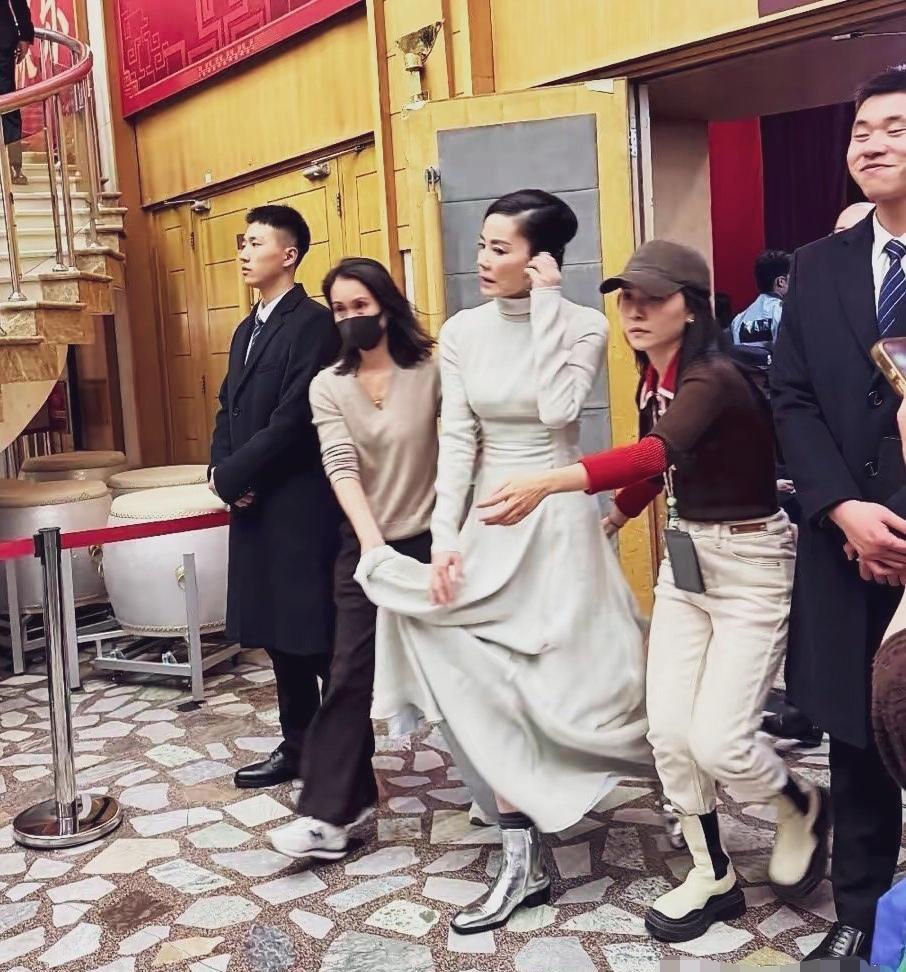 春晚后台，王菲被两位助理簇拥着整理裙摆，略显疲态，脸上的皱纹清晰可见。这哪是高