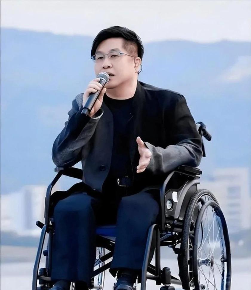 曾经,郑智化以励志之歌激励无数人,拄着拐杖也走出昂扬姿态。可如今,他却深陷“情绪