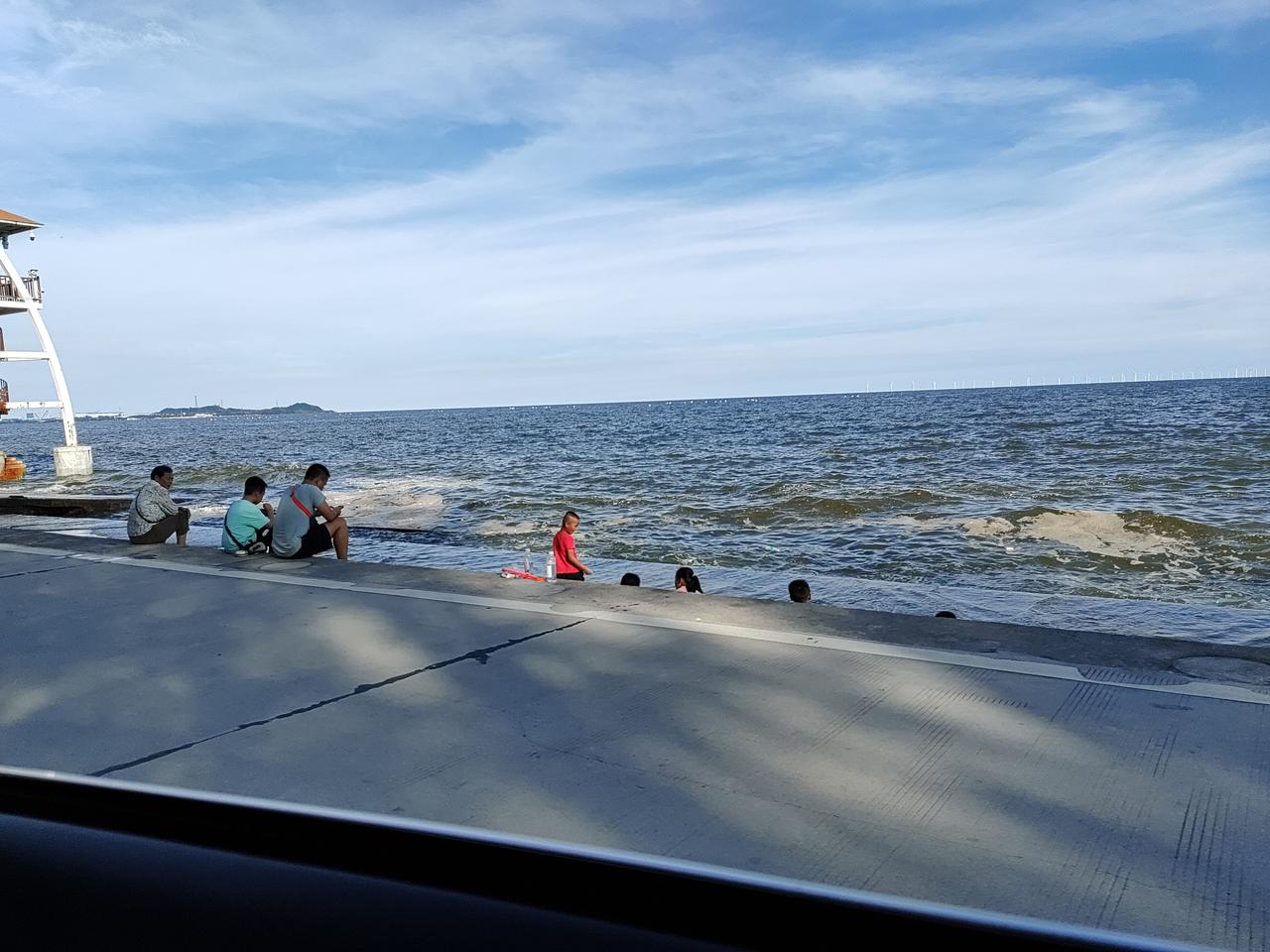 我今天在东兴市国贸市场买海鲜时，又涨见识了，发现了一个新的套路。当我走到一个5
